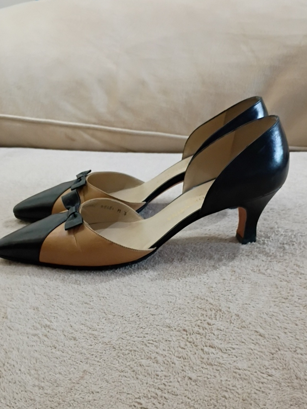 Silvia Fiorentina Two-Tone Black and Tan Pointed Kitten Heel Pumps with Bow - Picture 6 of 9